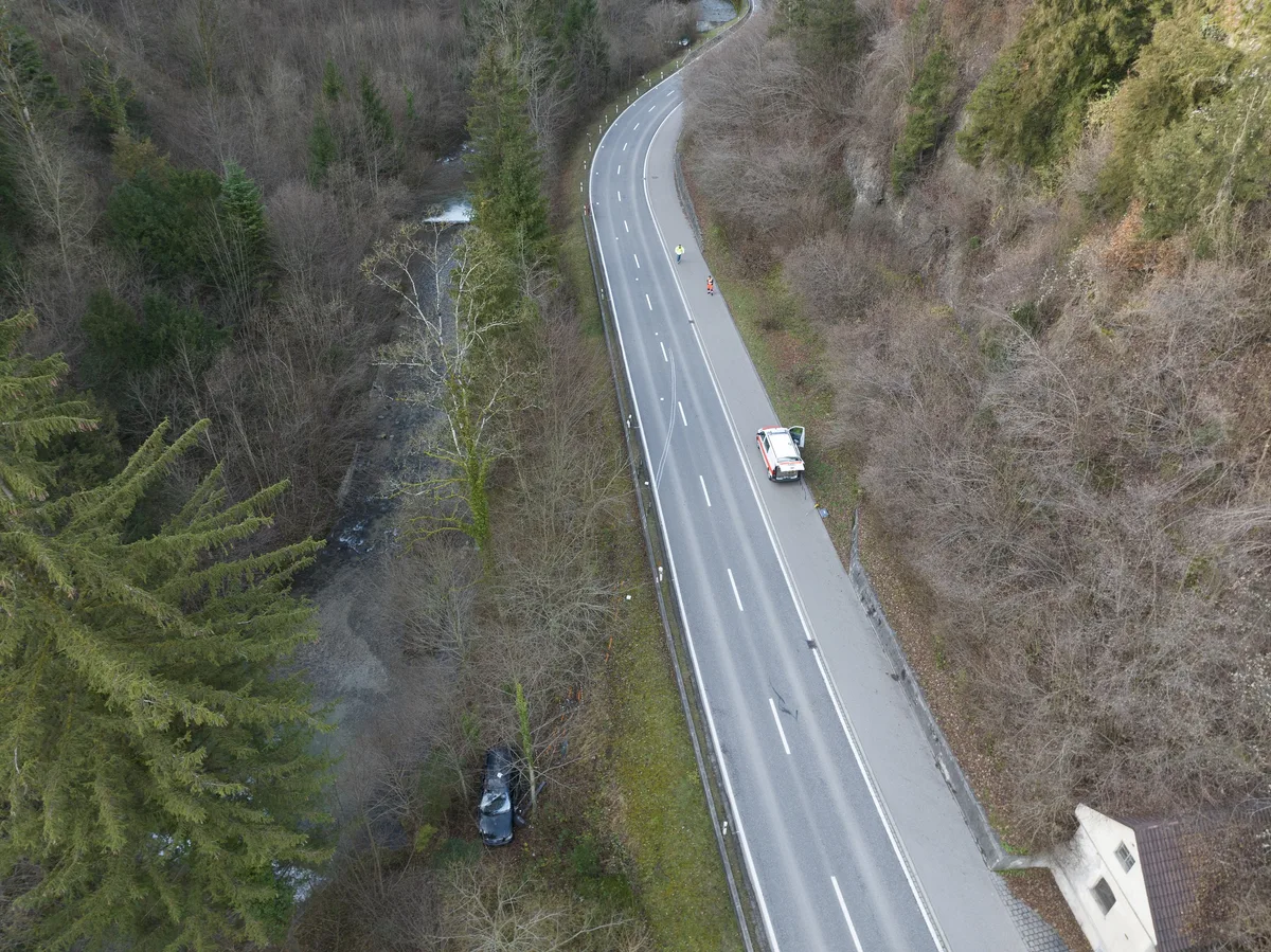 Luftaufnahme einer Strasse und eines Autos neben der Strasse.